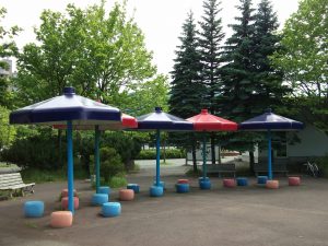 芝生広場あずまや