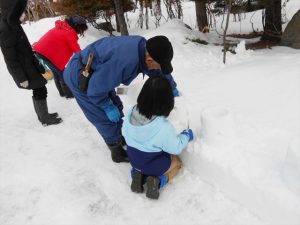 スノーキャンドルづくりの様子