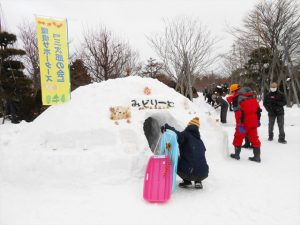 かまくらであそぶ子どもたち