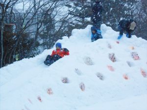 すべり台であそぶ子どもたち