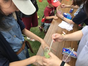 色水に魔法の水を足すとお手製スライムの完成。黄緑や水色、赤、黄色、紫など、様々なスライムを作りました。子どもたちに人気のコーナーで、スライムのプニプニした手触りとひんやり感が夏にピッタリ。