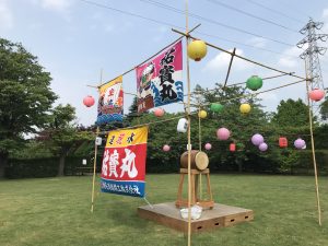 芝生広場に竹のやぐらを立てました。大漁旗と提灯を飾り、お祭りムードを引き立てます。中央に配置した和太鼓は、盆踊りで大活躍！