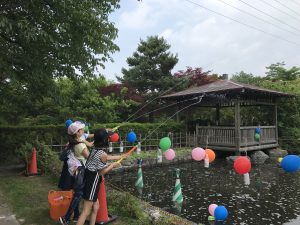 日本庭園の池に向かって水鉄砲を発射！池の上に設置した的めがけて、沢山の子どもたちが楽しんでいます。その射程距離は最大で5メートル程。大人も夢中になれるコーナーです。