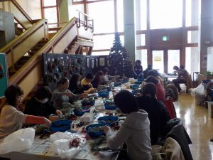 「ネイチャークラフト講座～木の実でリース作り～開催しました」の画像