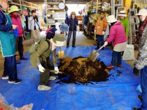 コンテナ樽に入れる土を混ぜている様子