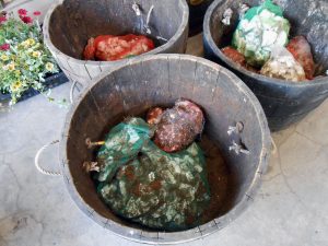 コンテナ樽の底に発泡スチロールを敷いている様子。