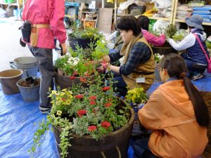 植え込む前に苗の配置を決めている様子