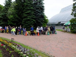 引換を待っている様子