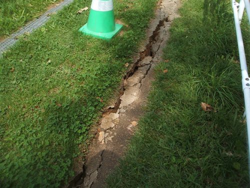 台風・地震による被害状況（地面の亀裂）
