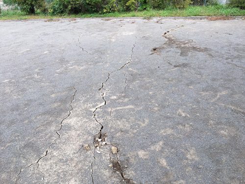 地面のひび割れ