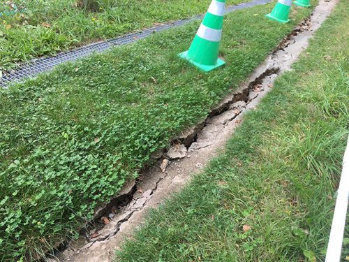 地面のひび割れ