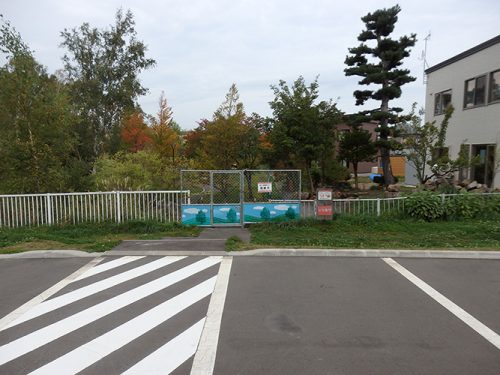 フェンスによる入口閉鎖（駐車場側）