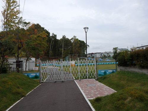 フェンスによる入口閉鎖（正面入口）