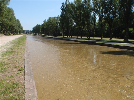 「カナールの水を抜いています」の画像