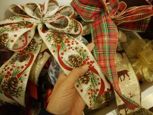 赤のチェックや松ぼっくり柄のクリスマスリボン