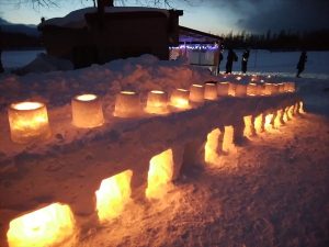 管理事務所前のスノーキャンドル。光がオレンジ色です。