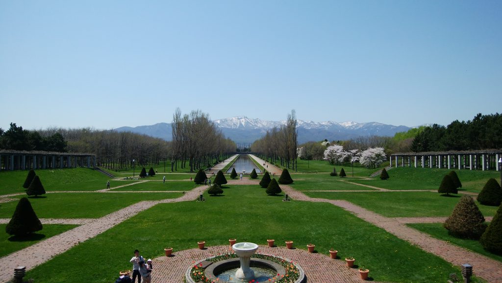 展望ラウンジから見た手稲山の写真