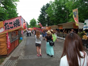 地下鉄駅からは徐々に人波が"きてます"