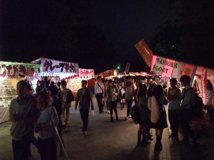 夜になっても人の流れは途切れません。