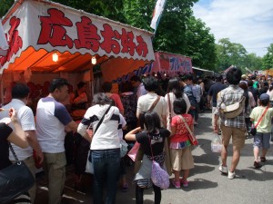 昼時なので目当ての店前は混み合っていましたよ。