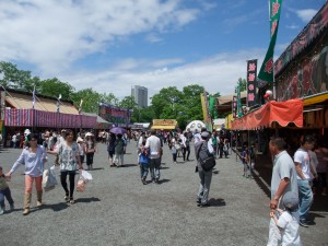 オートバイサーカスやお化け屋敷などの広場も混雑しています。