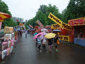 小学生の皆さんの姿が見え始めました。