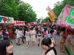 今日も露店は大忙しですよ。