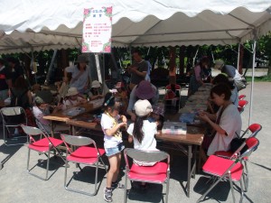 中島公園管理事務所の出し物②　ビーズブレスレット製作です。