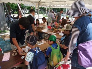 中島公園管理事務所の出し物①　ネイチャークラフトです。