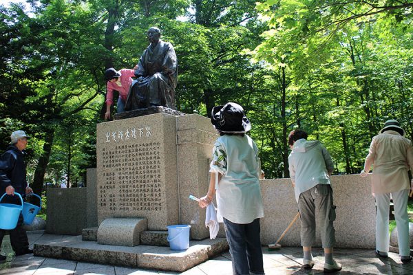 鴨々川清掃彫刻清掃の様子
