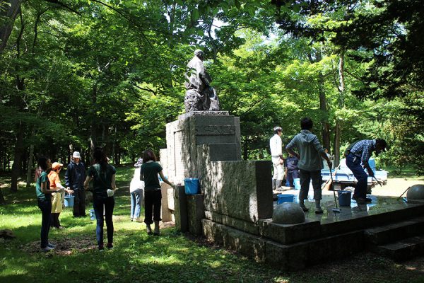 鴨々川清掃彫刻清掃の様子