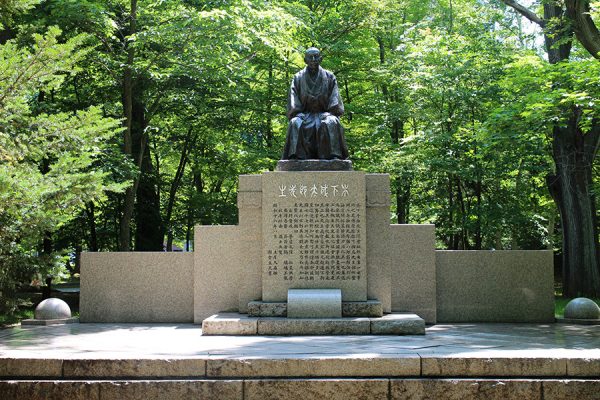 清掃後の木下成太郎像