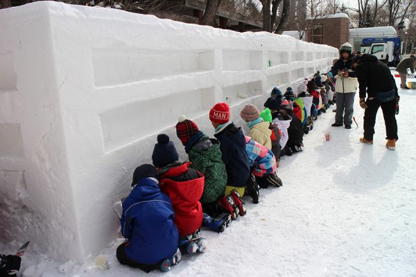 ゆきあかりin中島公園　山鼻小学校の子どもたちのお手伝いの様子
