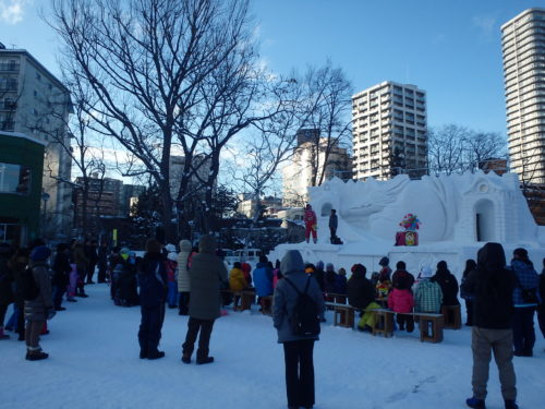 雪で出来た舞台ステージでピエロショー