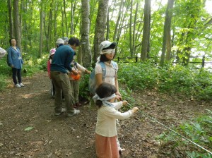 目隠しをして歩く