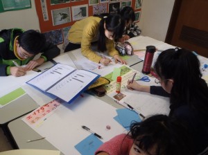 報告展パネル作成の様子