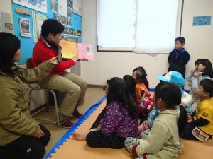 絵本の読み聞かせ