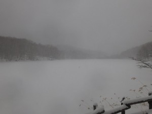 まだまだ溶けない水源池