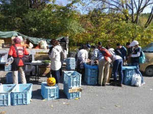 大盛況の野菜販売