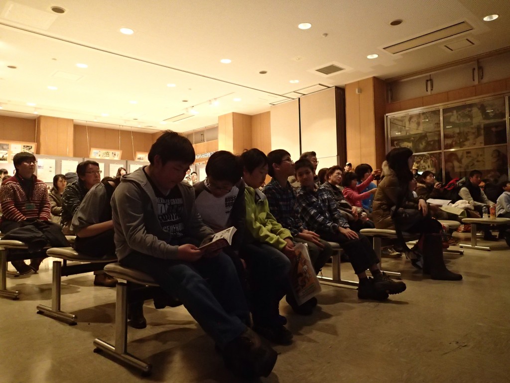 大人がたくさん見てる～