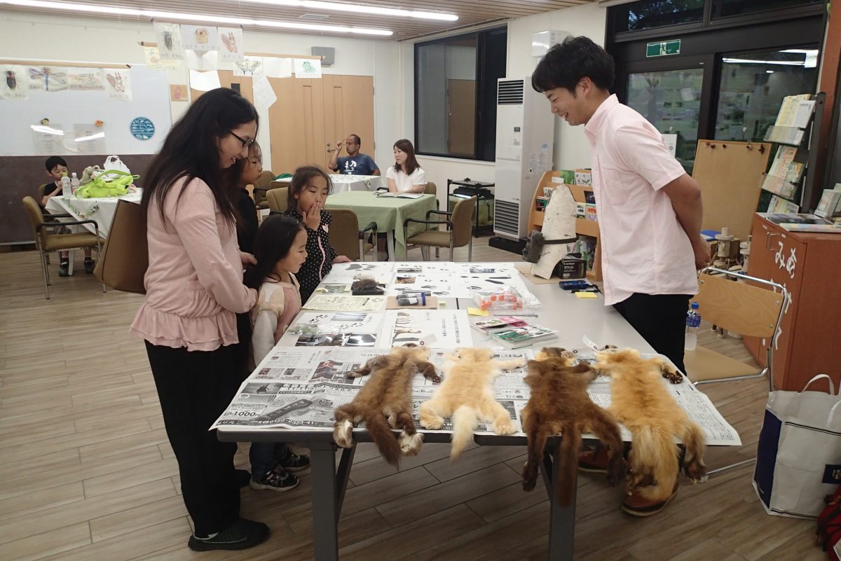 カルチャーナイトで哺乳類の解説をする様子