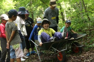 プレーパークで遊ぶ人たちの写真