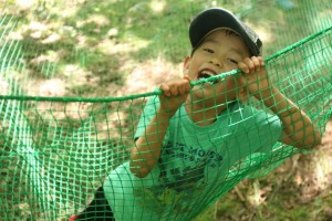 ハンモックで遊ぶこども