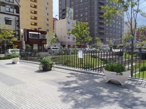 「広場のコンテナ花壇　ボランティアさん活躍中」の画像