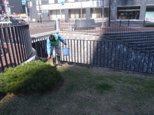 「まんなか広場清掃ボランティア開始」の画像