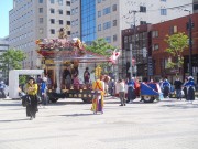 「札幌祭り　山車と踊りの披露」の画像