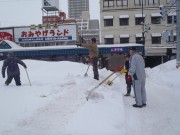 「広場でスノーキャンドル前日準備」の画像