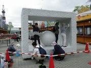 「ビアガーデンを前に彫刻清掃」の画像