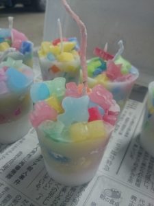 「ロウソク作りの真最中　お助け隊」の画像