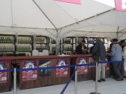 酒まつりの有料試飲の様子